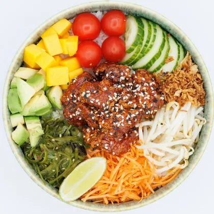 Une assiette de poulet, riz et légumes vue du dessus